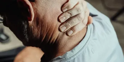 어깨를 풀어도 며칠이면 돌아온다면 — 목이 원인일 때의 신호